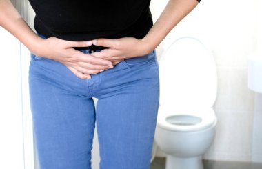 Kadının karın ağrısı var. Göbek ishalinden bir alkış. Sağlık konsepti.