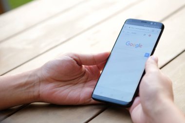 21 Ocak 2018 'de Bangkok, Tayland' lı kadınlar akıllı telefon Facebook 'unda mobil internet uygulama facebook' u sosyal ağ hizmeti olarak kullanıyor. İnternet 'i dünya hakkında bilgi almak için kullanıyor..