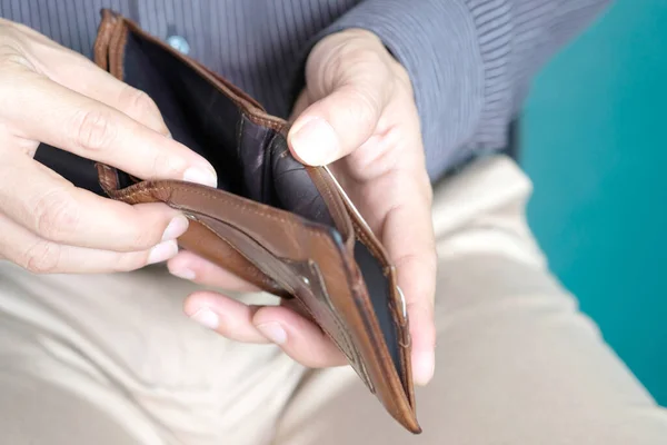 Χέρι Του Επιχειρηματία Ανοιχτή Τσέπη Δεν Υπάρχουν Χρήματα Στο Πορτοφόλι — Φωτογραφία Αρχείου