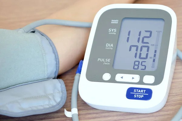 Mens Controleert Bloeddrukmeter Hartslagmeter Met Digitale Manometer Gezondheidszorg Medisch Concept — Stockfoto