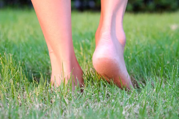 Pierna Mujer Está Suelo Ella Está Punto Caminar Por Hierba — Foto de Stock