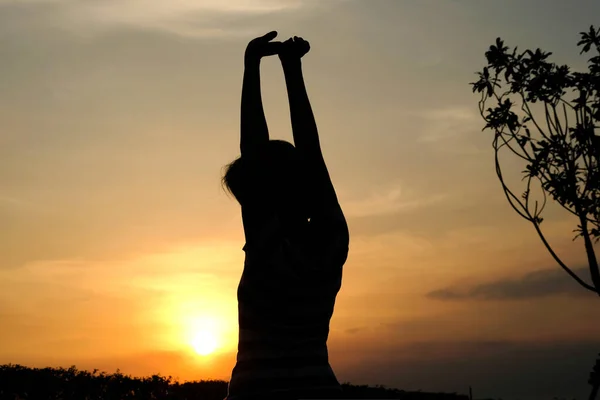 Vrouwen Zijn Yoga Mat Blauwe Rollen Bij Het Zwembad — Stockfoto