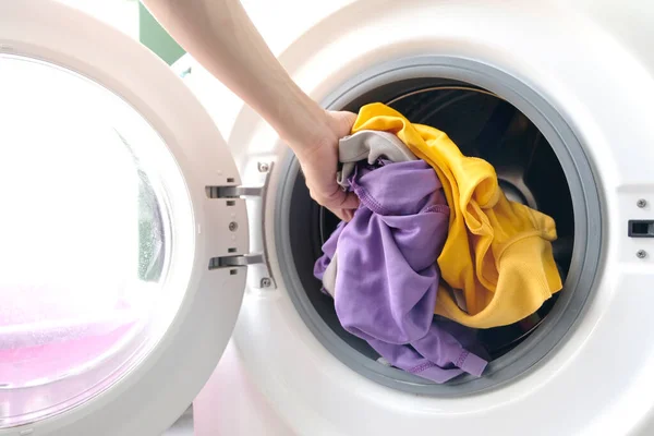 Çamaşır yıkama makinesini al. Temiz ve sağlıklı konseptler.