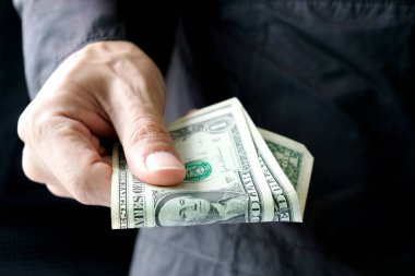İş adamının eli para için çalışır yatırım işleri için ortağına banknotlar teklif eder fatura ödemesi için dolar sayar. Para bozdur. Finansal kavramlar, İş Konsepti.