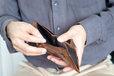 İş adamının eli cepte, iş cüzdanında para yok, mali kavramlar ve harcamalar,