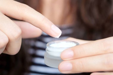 Kadınlar dirseklerini tutmak için ellerini kullanır ve dirseklerinde ağrı vardı. Acı verici Sağlık ve Tıbbi Konseptler