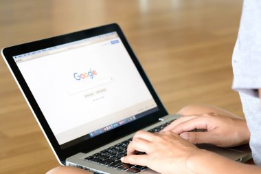 5 Mart 2018 'de Bangkok, Tayland' lı gençler bilgisayarlı internet kullanıyor. Facebook sosyal ağ hizmeti. Dünyadan bilgi almak için internette dolaşıyor..