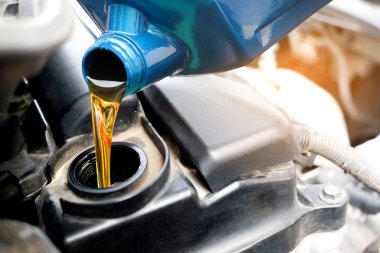 Motor otomobiline yakıt ikmali ve yağ kalitesi aktarım ve onarım ekipmanları. Enerji yakıt kavramı..