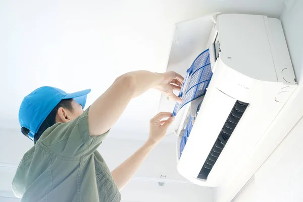 Male Repair Air Conditioner Room Air Technician Mechanic Engineer Maintenance — Stock Photo, Image