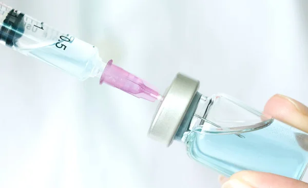 Läkarens Hand Håller Spruta Och Blå Vaccinflaska Sjukhuset Hälsa Och — Stockfoto