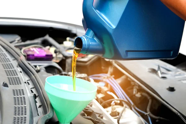 エンジン自動車へのオイル品質の給油と注入トランスミッションとメンテナンスギア エネルギー燃料コンセプト — ストック写真