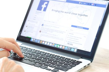 5 Mart 2018 'de Bangkok, Tayland' lı gençler bilgisayarlı internet kullanıyor. Facebook sosyal ağ hizmeti. Dünyadan bilgi almak için internette dolaşıyor..