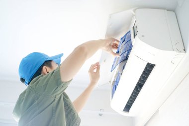 Odadaki erkek klima tamircisi, tamirci, mühendis. Klimayı kendim tamir ediyorum..