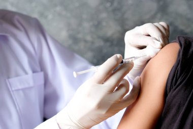 Doktorun eli virüsü önlemek için şırınga kullanıyor. Çocuklar için iğne Sağlık ve Tıbbi kavramlar