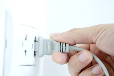 Elektrik Cihazları 'nın Eli fişi çekiyordu. Fişi çek. Çalışma saatlerinde ofisinde. Enerji Tasarruf Kavramları ve Teknolojileri