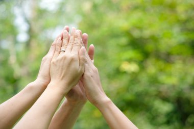 Toplantının simgesi olan kurumsal toplantılarda çalışan yedi kişinin el kaldırması takım çalışması kalitesine ve etkin personele katılması takım çalışması ve iş dünyasındaki organizasyonel gelişimi kavramına katılıyor.