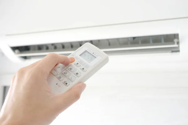 Man Hand Met Afstandsbediening Open Airco Zijn Slaapkamer Gekoeld Tot — Stockfoto