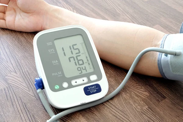 Sprawdź Ciśnienie Krwi Pulsometr Cyfrowym Manometrem Opieka Zdrowotna Koncepcja Medyczna — Zdjęcie stockowe