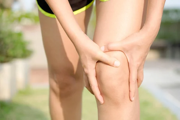 Knee Pain Woman Stand Grass Her Hand Caught Knee Having — Stock Photo, Image