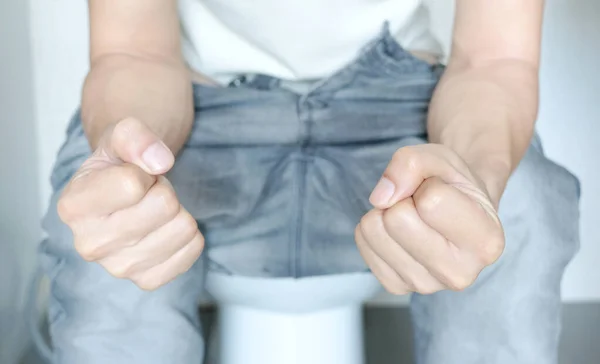 Mann Sitzt Der Toilettenschüssel Badezimmer Ist Sein Zuhause Unglücklich Über — Stockfoto