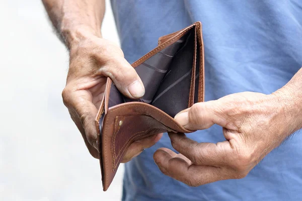 Hand Der Senior Offenen Tasche Kein Geld Portemonnaie Finanzkonzepte Und — Stockfoto