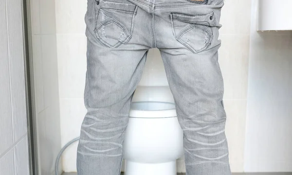 Rear View Leg Man Standing Peeing Toilet Bowl Restroom Home — Stock Photo, Image