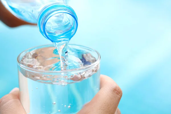 Água Limpa Para Uma Boa Saúde Despejando Água Pura Fresca — Fotografia de Stock