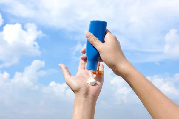 Mão Mulher Segurando Protetor Solar Muito Luz Sol Céu Fundo — Fotografia de Stock