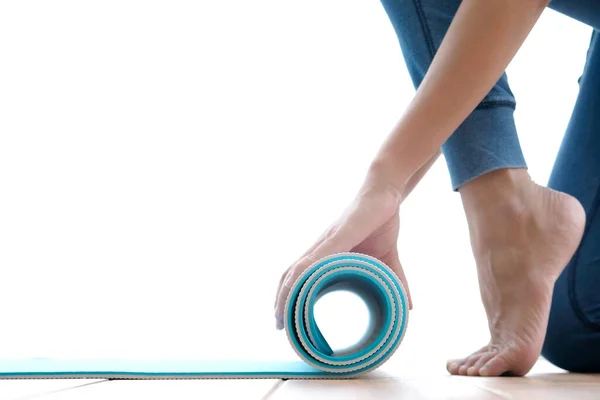 Femeile Sunt Rulouri Albastre Yoga Mat Sala Fitness — Fotografie, imagine de stoc
