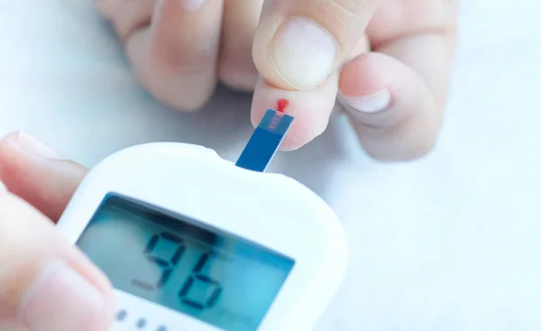 Ręka Ludzi Sprawdzić Cukrzycę Wysoki Poziom Glukozy Krwi Cyfrowym Ciśnieniomierzem — Zdjęcie stockowe