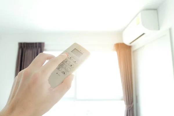 사용하여 사람의 에어컨은 침실에서 에너지 — 스톡 사진