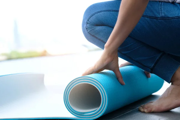 Femeile Sunt Rulouri Albastre Yoga Mat Sala Fitness — Fotografie, imagine de stoc