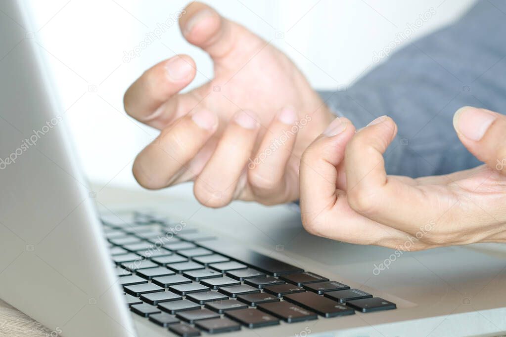 Hands of computer users have pain and injury to the fingers. From Syndrome Syndrome .Health and Physical Concepts