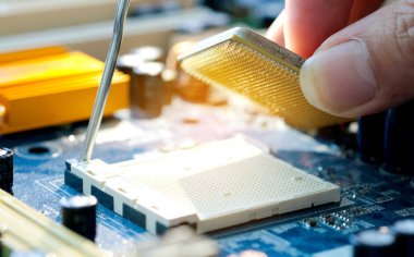 Bilgisayar mühendisliğinin eli bilgisayar işlemcisi bellek bileşenlerini soket işlemcisine dönüştürür. Teknoloji ve geliştirme kavramı