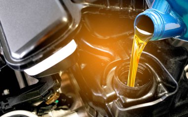 Motor otomobiline yakıt ikmali ve yağ kalitesi aktarım ve onarım ekipmanları. Enerji yakıt kavramı..