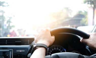 Dostum sit araba elinde araba yolda kullanıyor. o seyahat için bir yol trafik yol arıyor ve mutlu bir şekilde müzik .