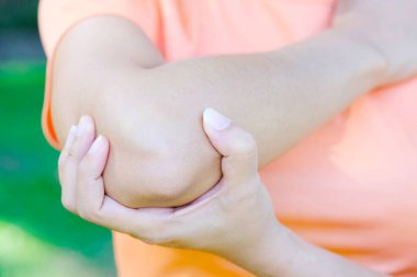 Erkekler dirseklerini tutmak için ellerini kullanır ve dirseklerinde ağrı vardı. Acı verici Sağlık ve Tıbbi Konseptler