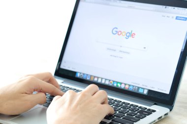 5 Mart 2018 'de Bangkok, Tayland' lı gençler bilgisayarlı internet kullanıyor. Facebook sosyal ağ hizmeti. Dünyadan bilgi almak için internette dolaşıyor..