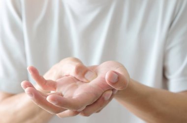 Bilgisayar kullanıcılarının elleri ağrılı ve parmaklarında hasar var. Sendrom Sendromundan. Sağlık ve Fiziksel Konseptler