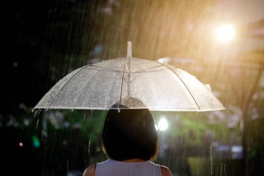 Kadınlar yağmurda yürür. Şemsiye tutan kadınların eli. Kendini üzgün hissediyor, Sky sürekli yağmur yağıyor ve bulutlu. Yağmur arkaplanı, Şemsiye arkaplanı.