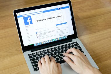 5 Mart 2018 'de Bangkok, Tayland' lı gençler bilgisayarlı internet kullanıyor. Facebook sosyal ağ hizmeti. Dünyadan bilgi almak için internette dolaşıyor..