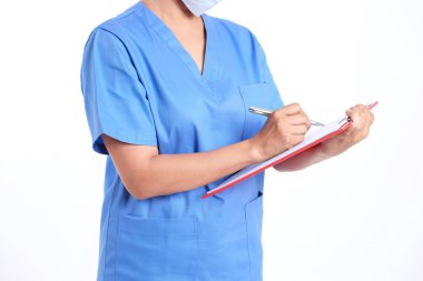 Bayan doktor hastanın muayene raporunu not alıyor.