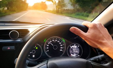 Dostum sit araba elinde araba yolda kullanıyor. o seyahat için bir yol trafik yol arıyor ve mutlu bir şekilde müzik .