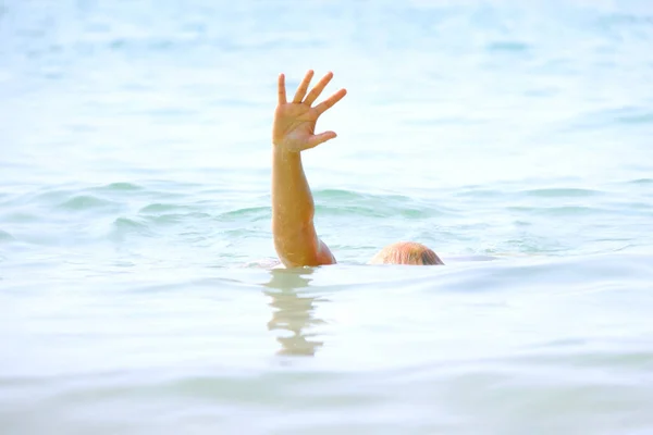 Ręka Człowieka Utonęła Podniósł Rękę Poprosił Pomoc Utonięcia Morzu — Zdjęcie stockowe