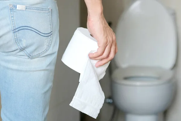 Рука Людини Він Тримає Рулон Туалетного Паперу Йде Ванну Туалетний — стокове фото
