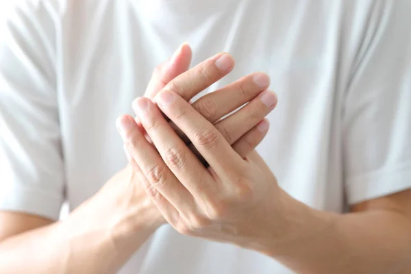 Bilgisayar kullanıcılarının elleri ağrılı ve parmaklarında hasar var. Sendrom Sendromundan. Sağlık ve Fiziksel Konseptler