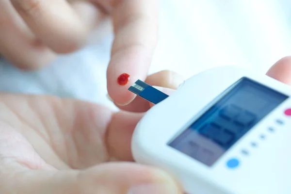 人们用数字压力计检查糖尿病和高血糖监测器 保健和医疗概念 — 图库照片