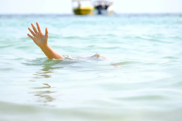 Mano Dell Uomo Annegò Alzò Mano Chiese Aiuto Affogare Nel — Foto Stock