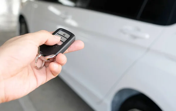 Man Hand Houdt Auto Afstand Hij Drukt Afstandsbediening Auto Deur — Stockfoto