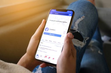 5 Mart 2018 'de Bangkok, Tayland' lı gençler bilgisayarlı internet kullanıyor. Facebook sosyal ağ hizmeti. Dünyadan bilgi almak için internette dolaşıyor..